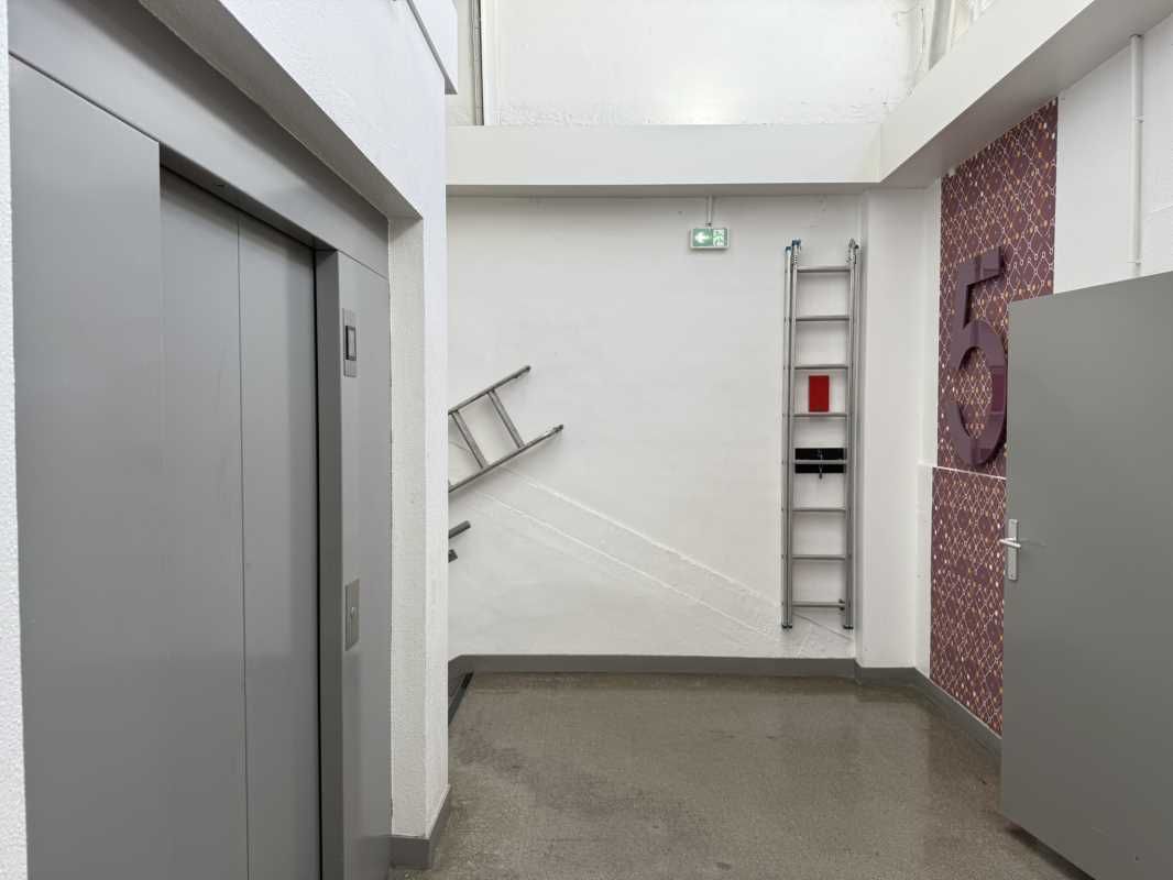 Dans un immeuble atypique en plein coeur de Vanve