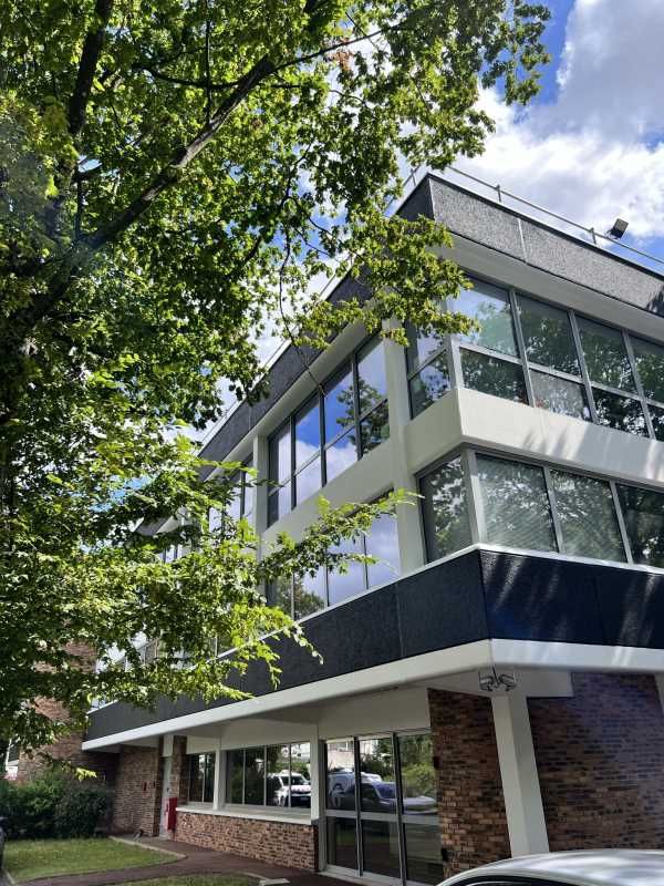 A proximité directe de l'autoroute A4, G2B REAL E