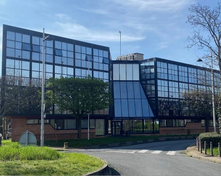 Dans un environnement vert et calme au pied du Pa