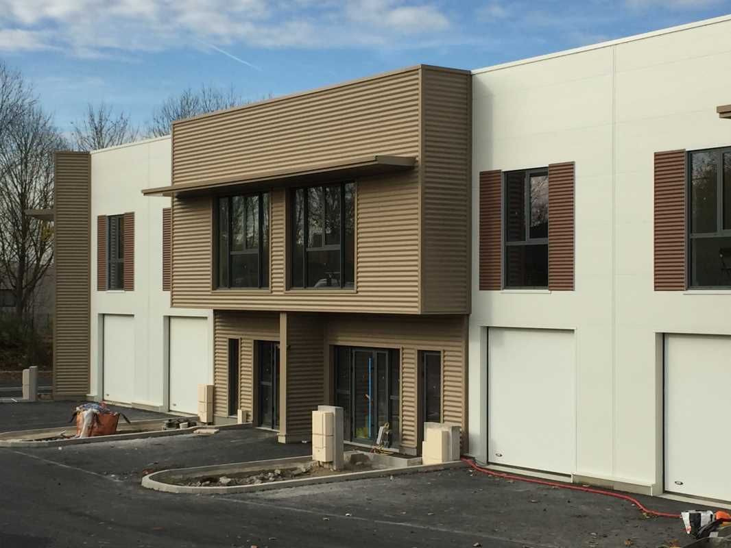 A proximité immédiate de l'autoroute A4 et, à 12 