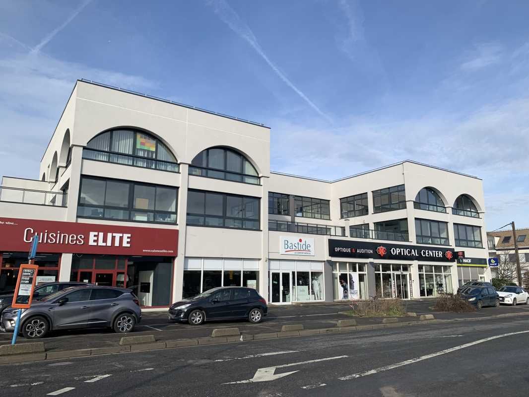 A proximité immédiate de la Francilienne N104 et 