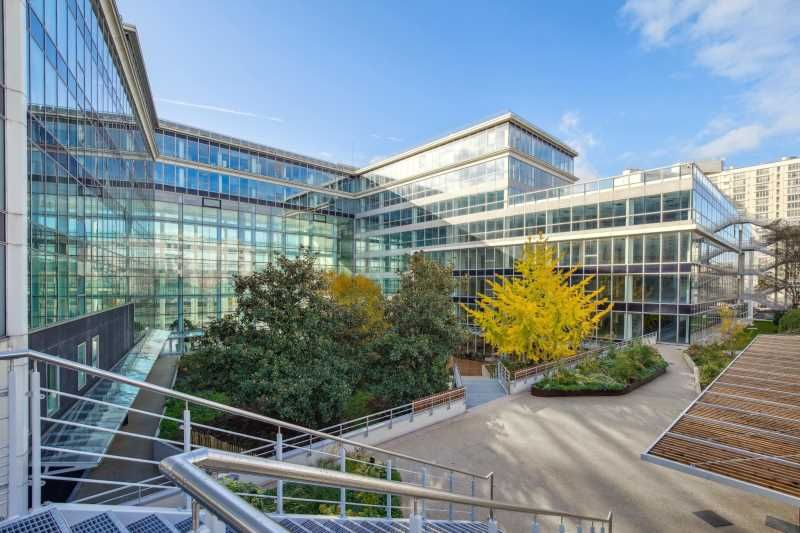 Dans un ensemble immobilier restructuré, à proxim