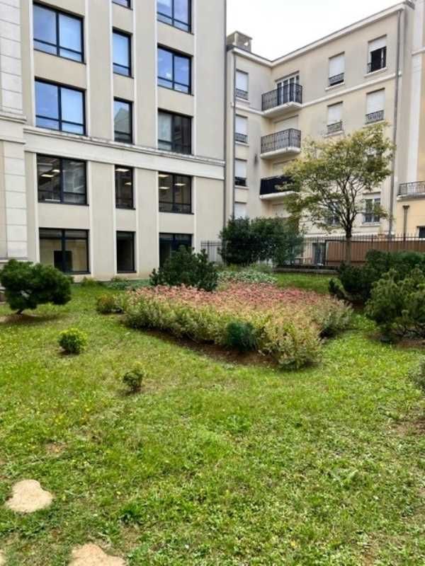 Au pied de la station RER A "Bussy-Saint-Georges"