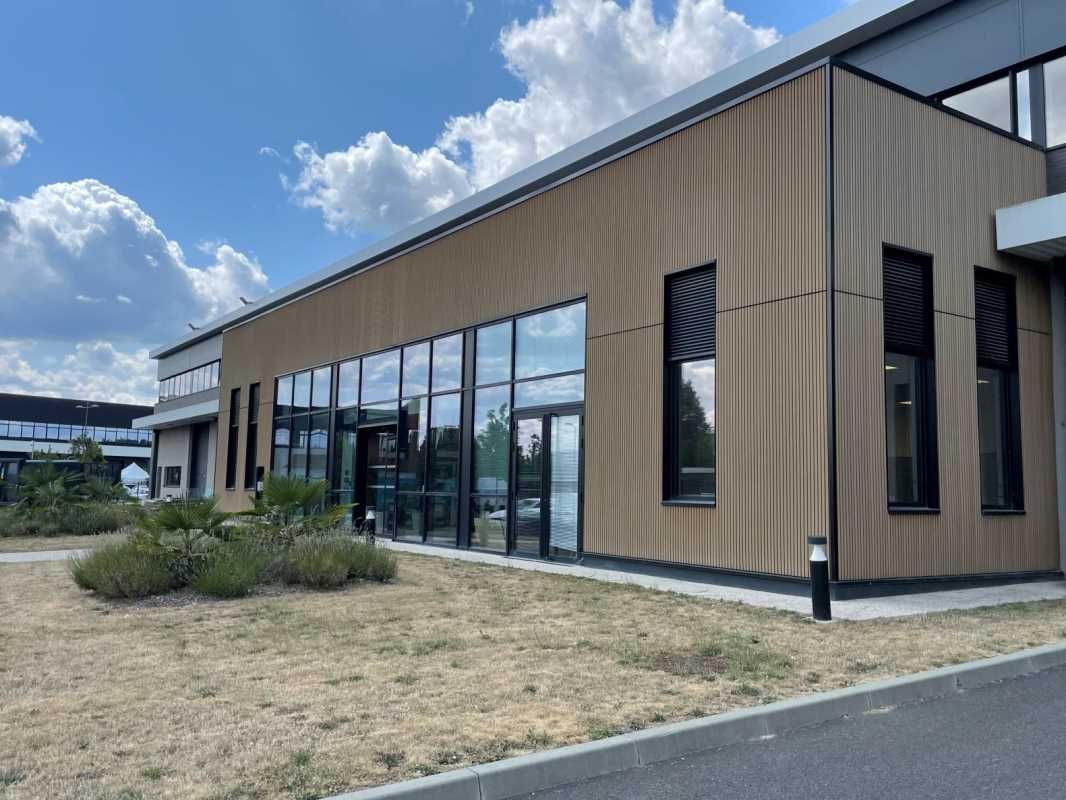 Dans un parc d'activité neuf à proximité de Créte