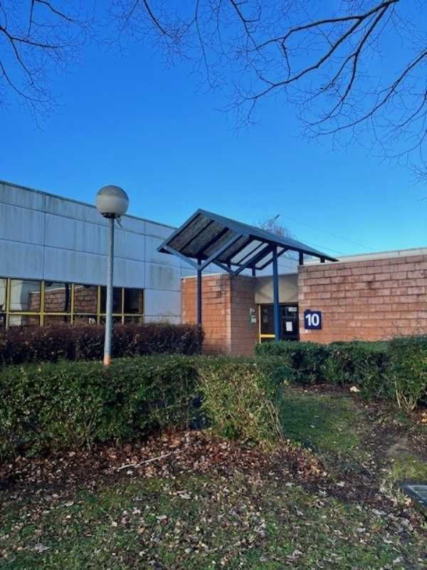 A proximité de l'autoroute A104, G2B REAL ESTATE 