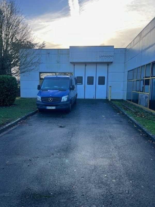 A proximité de l'autoroute A104, G2B REAL ESTATE 