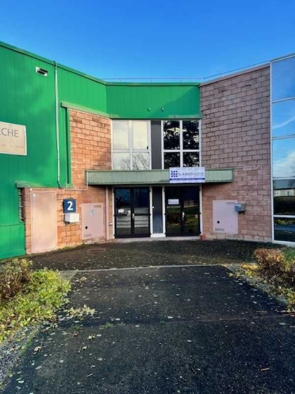 A proximité de l'autoroute A104, G2B REAL ESTATE 