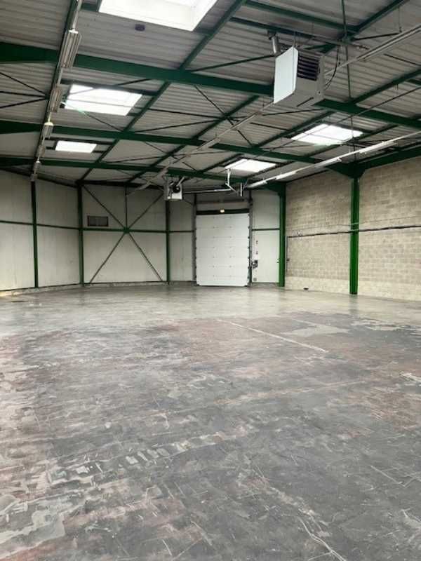 A proximité de l'autoroute A104, G2B REAL ESTATE 