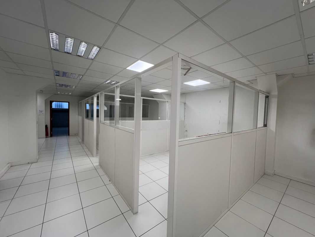 Au sein d'un bel immeuble industriel à proximité 