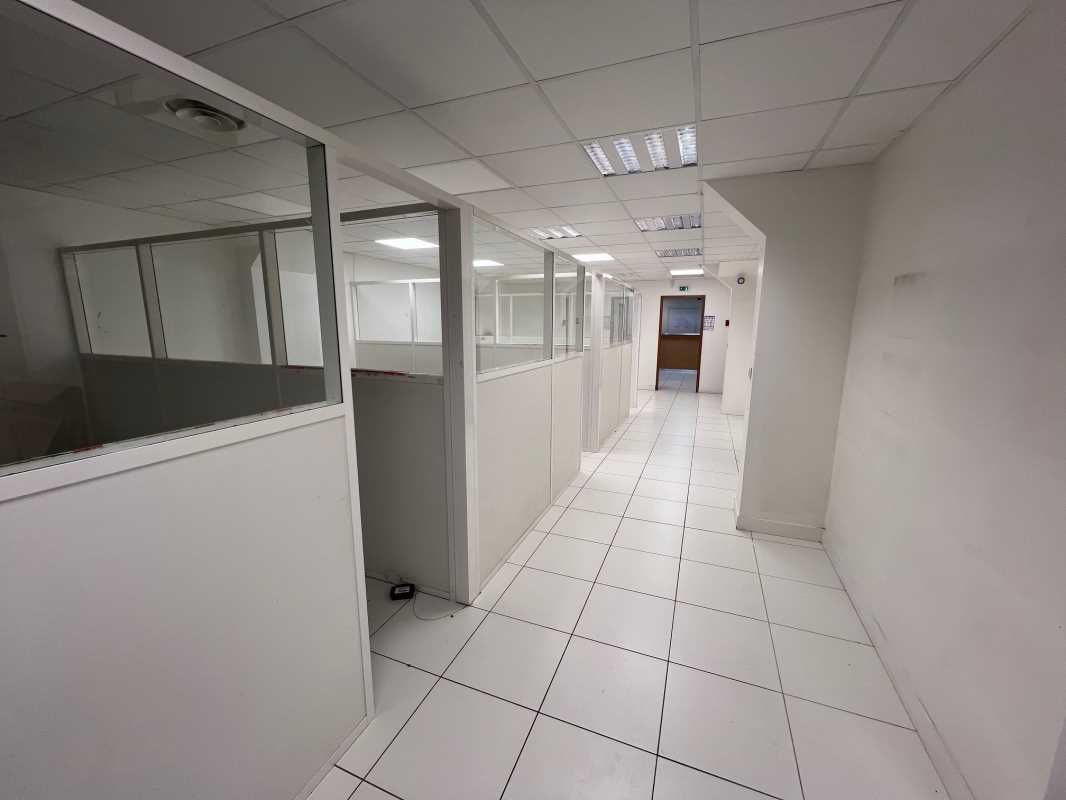 Au sein d'un bel immeuble industriel à proximité 