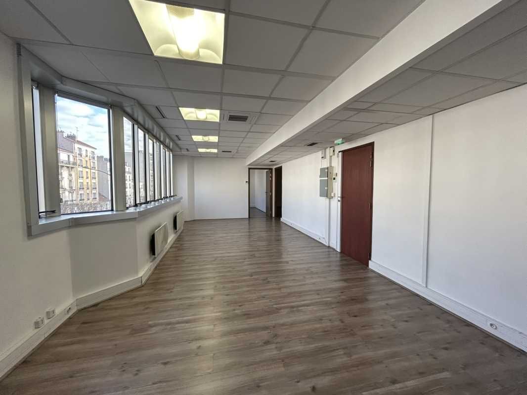 Au pied du métro ligne 1 « Saint Mandé » et à pro