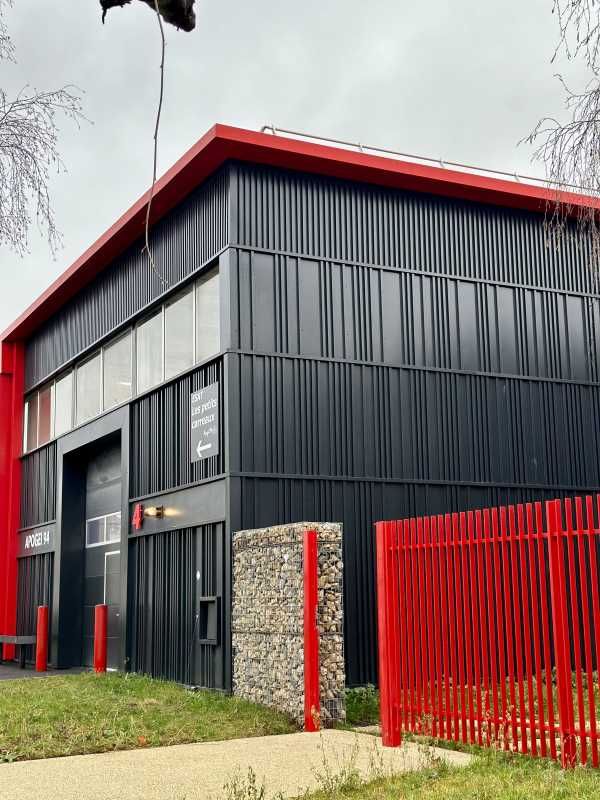 A proximité des axes routiers, dans un parc d'act