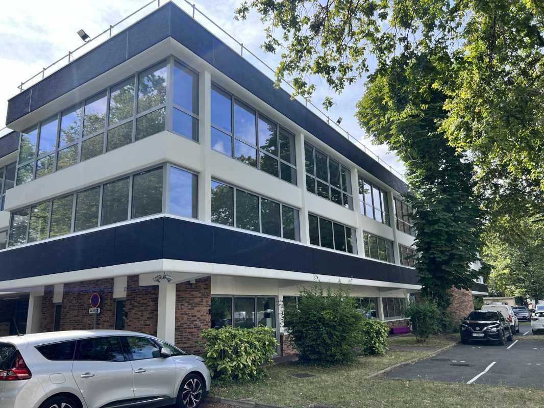 A proximité directe de l'autoroute A4, G2B REAL E