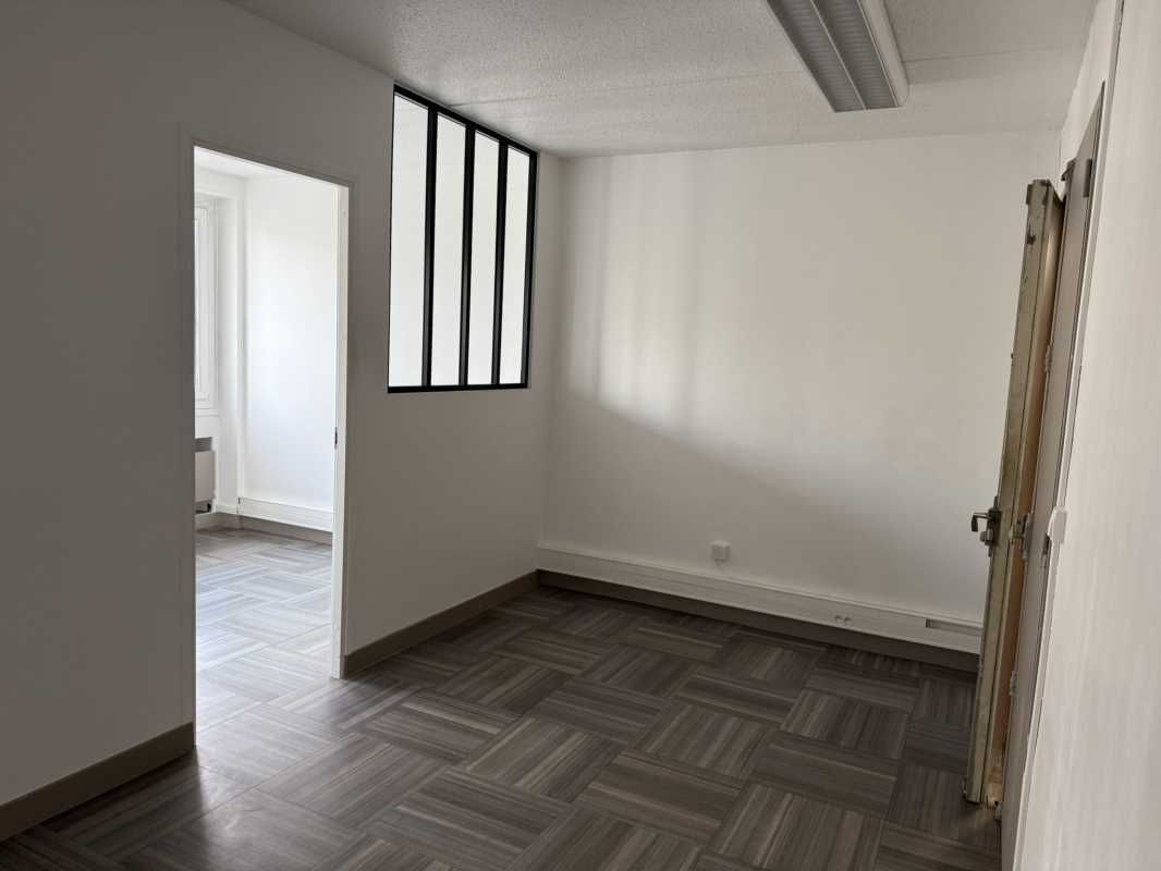 Dans un immeuble récemment ravalé et proche du mé