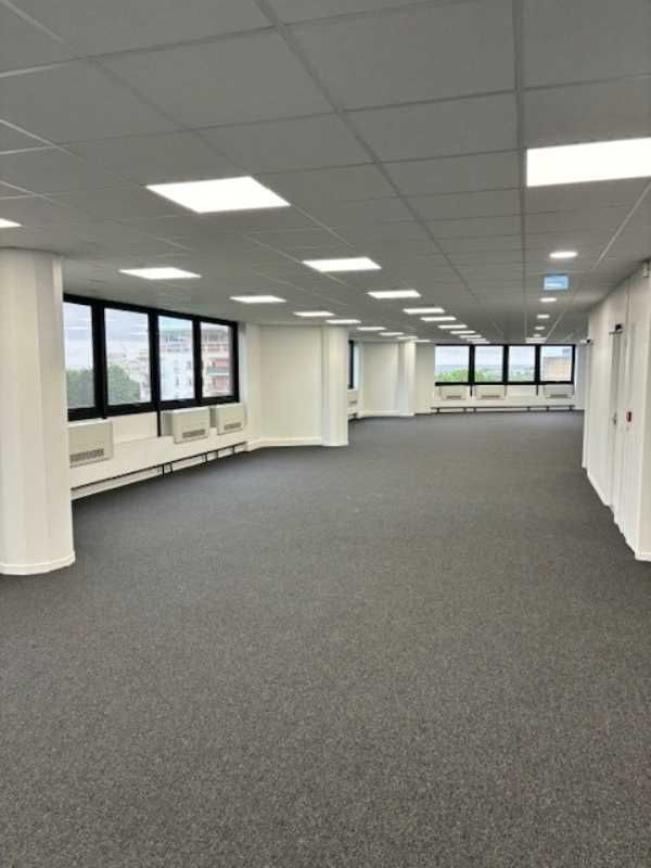 A proximité immédiate du RER A "Lognes", G2B REAL