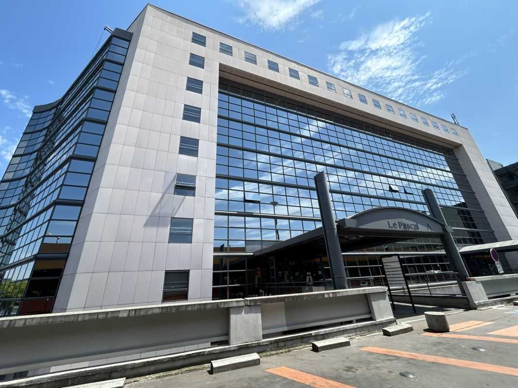 Au pied de la station de métro "Créteil - Préfect