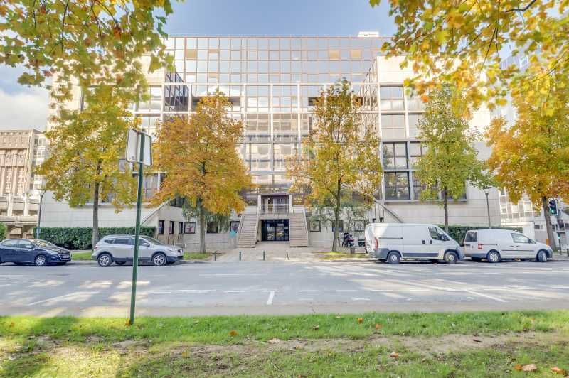 Au 2e étage d'un très bel immeuble à usage de bur