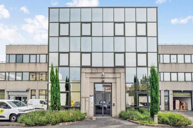 Au sein d'un parc d'activités sécurisé, à proximi