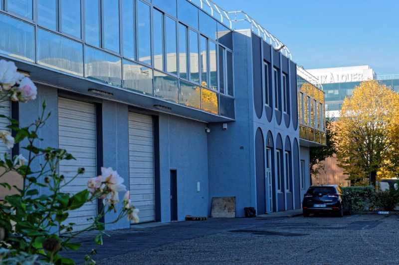 Locaux d'activité de 1117 m² non divisibles à Lou