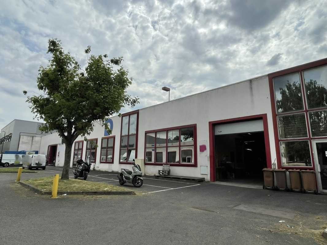 Dans un parc clos et gardienné aux portes de Pari