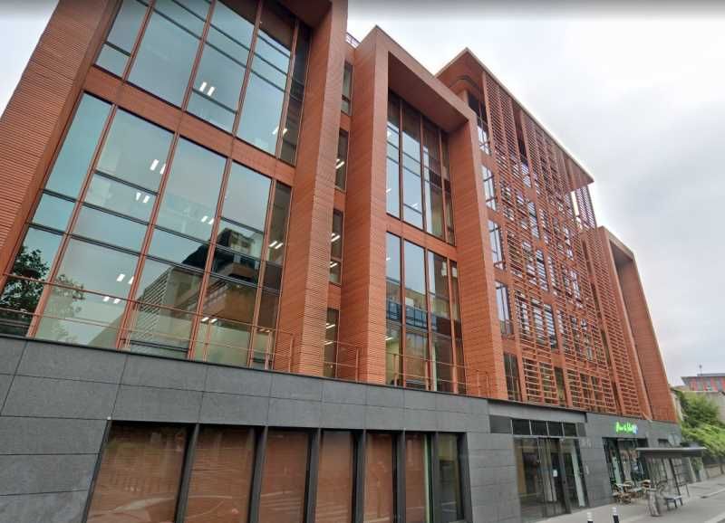 Dans un très bel immeuble du Bas-Montreuil, à pro