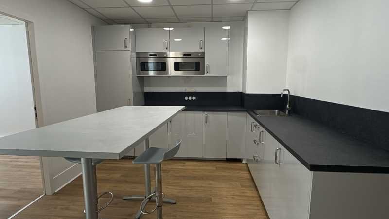 Nous vous proposons dans un immeuble de bureaux à