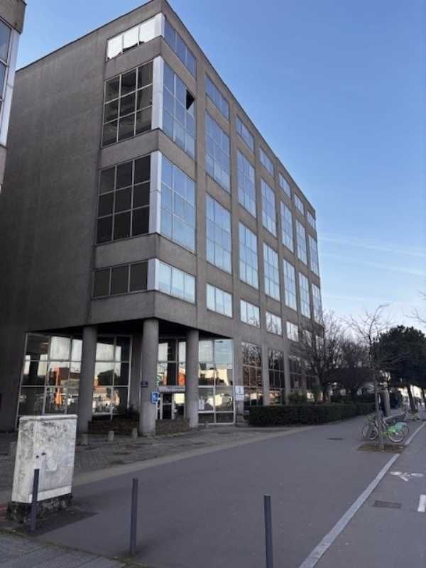 Nous vous proposons au pied du tramway ligne T7 e