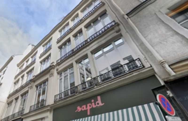 Dans un bel immeuble situé au coeur du quartier l