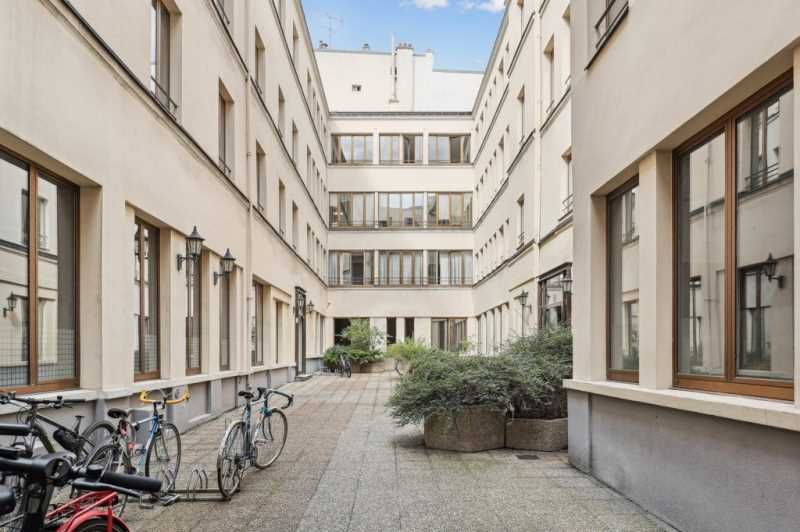 Dans un bel immeuble situé au coeur du quartier l