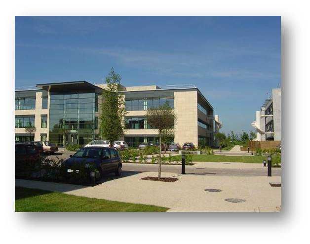 Dans un ensemble immobilier à proximité des trans