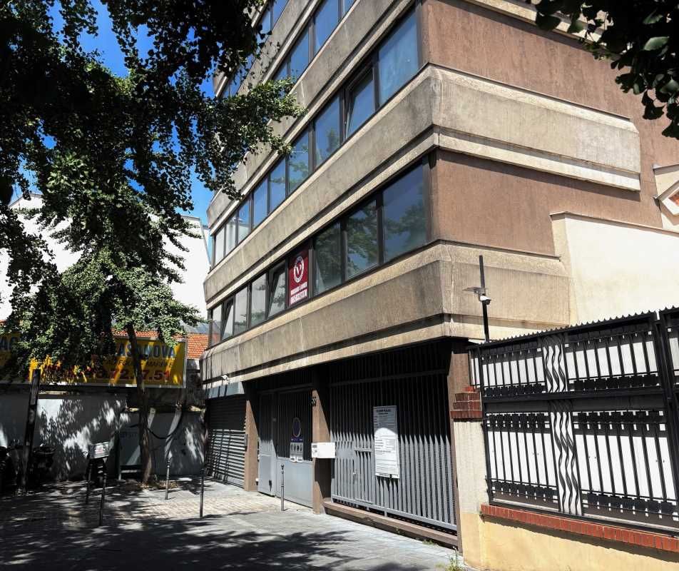 Dans un immeuble de bureaux à proximité du métro 