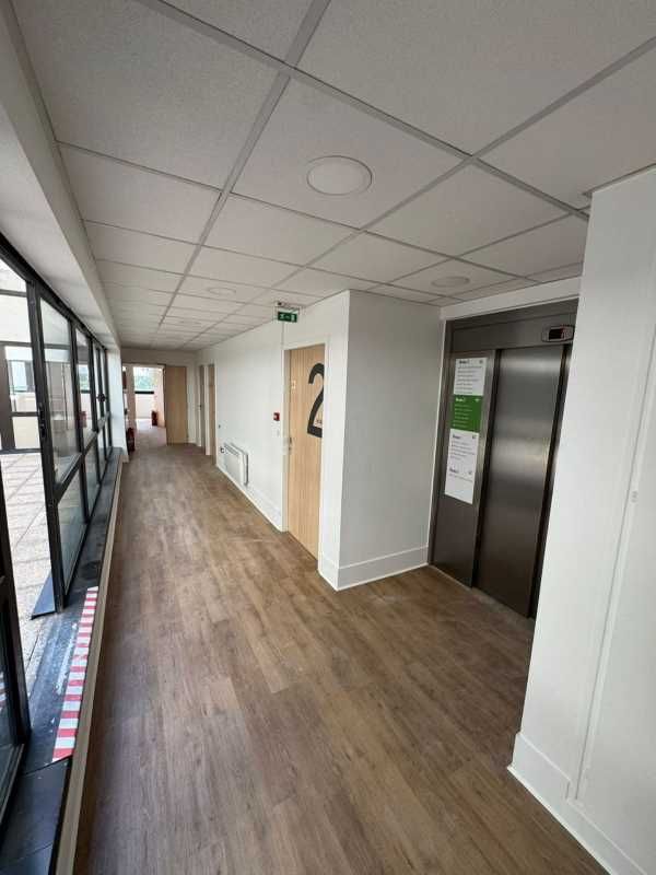 Dans un immeuble de bureaux à proximité du métro 