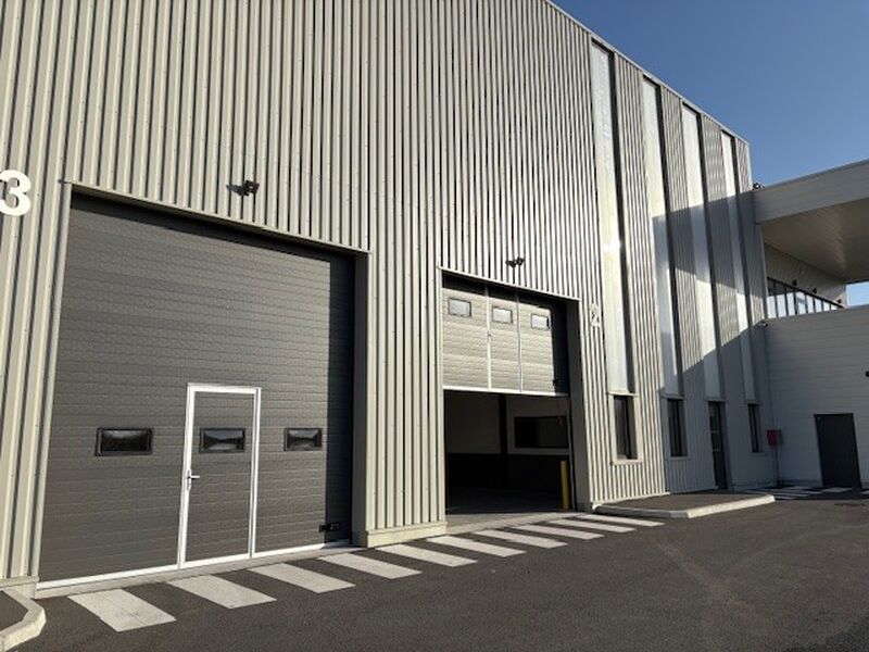 Découvrez des locaux d'activité, showroom et bure