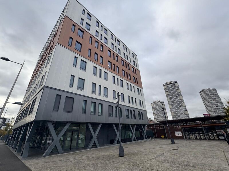 Des bureaux sont disponibles à la location à quel