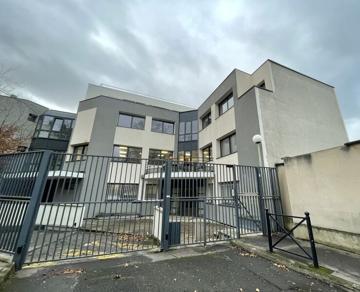 A proximité immédiate de la gare de Clichy-Levall