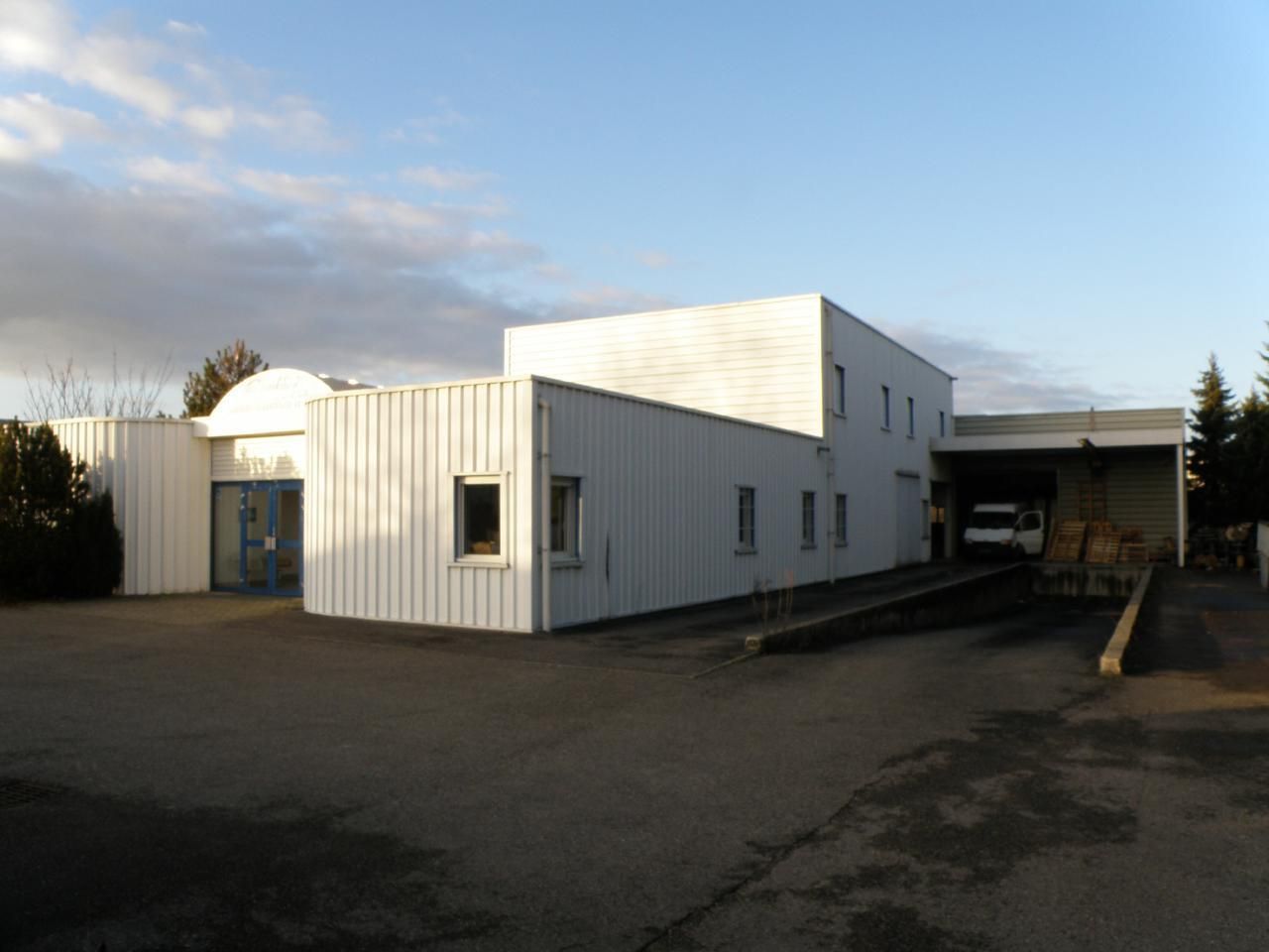 895 m² pour ce activité en vente à Béligneux