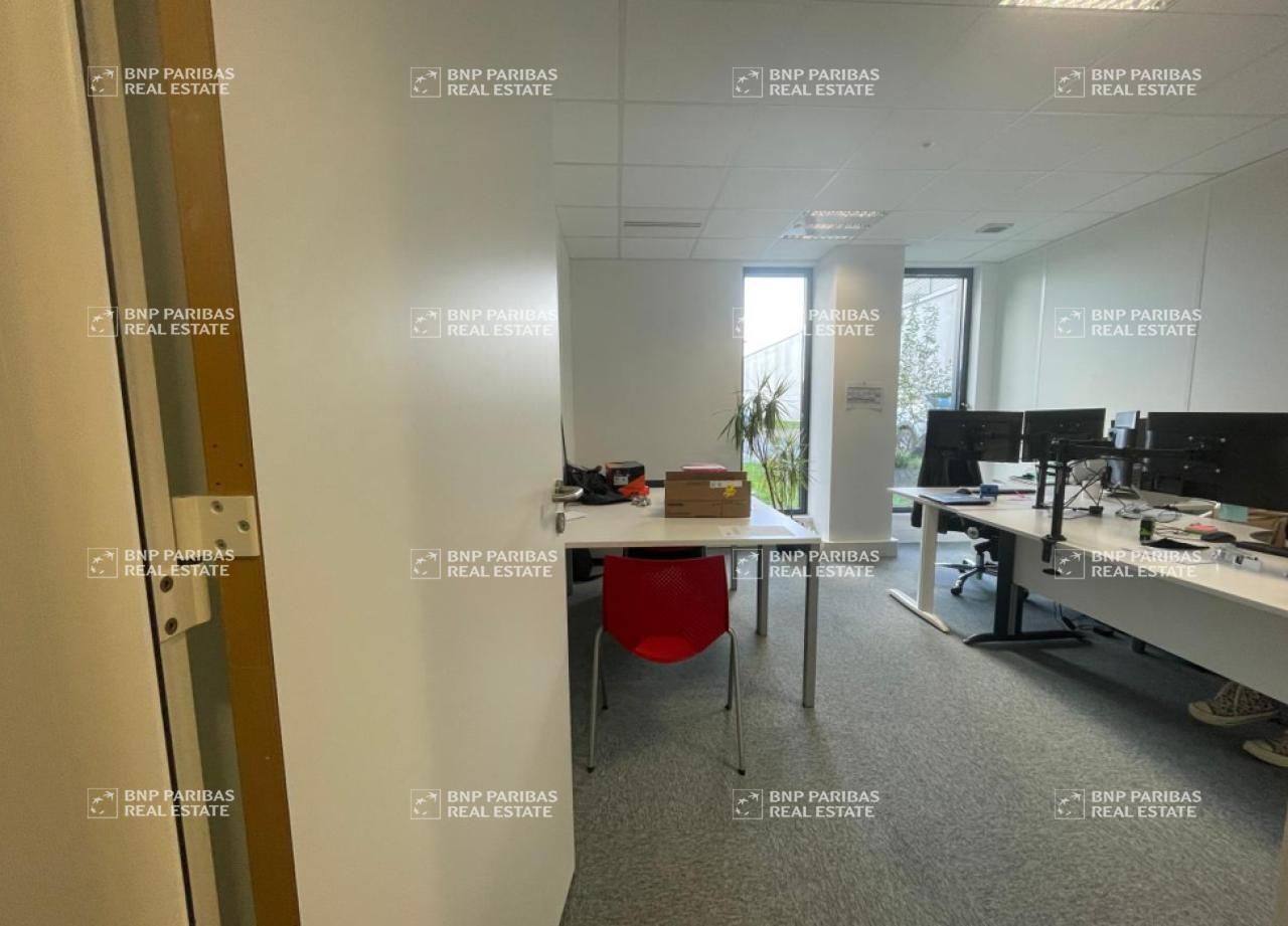 557 m² pour ce bureaux en location à Famars