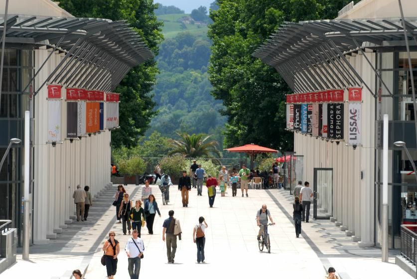 1362 m² pour ce local commercial en location à Pau