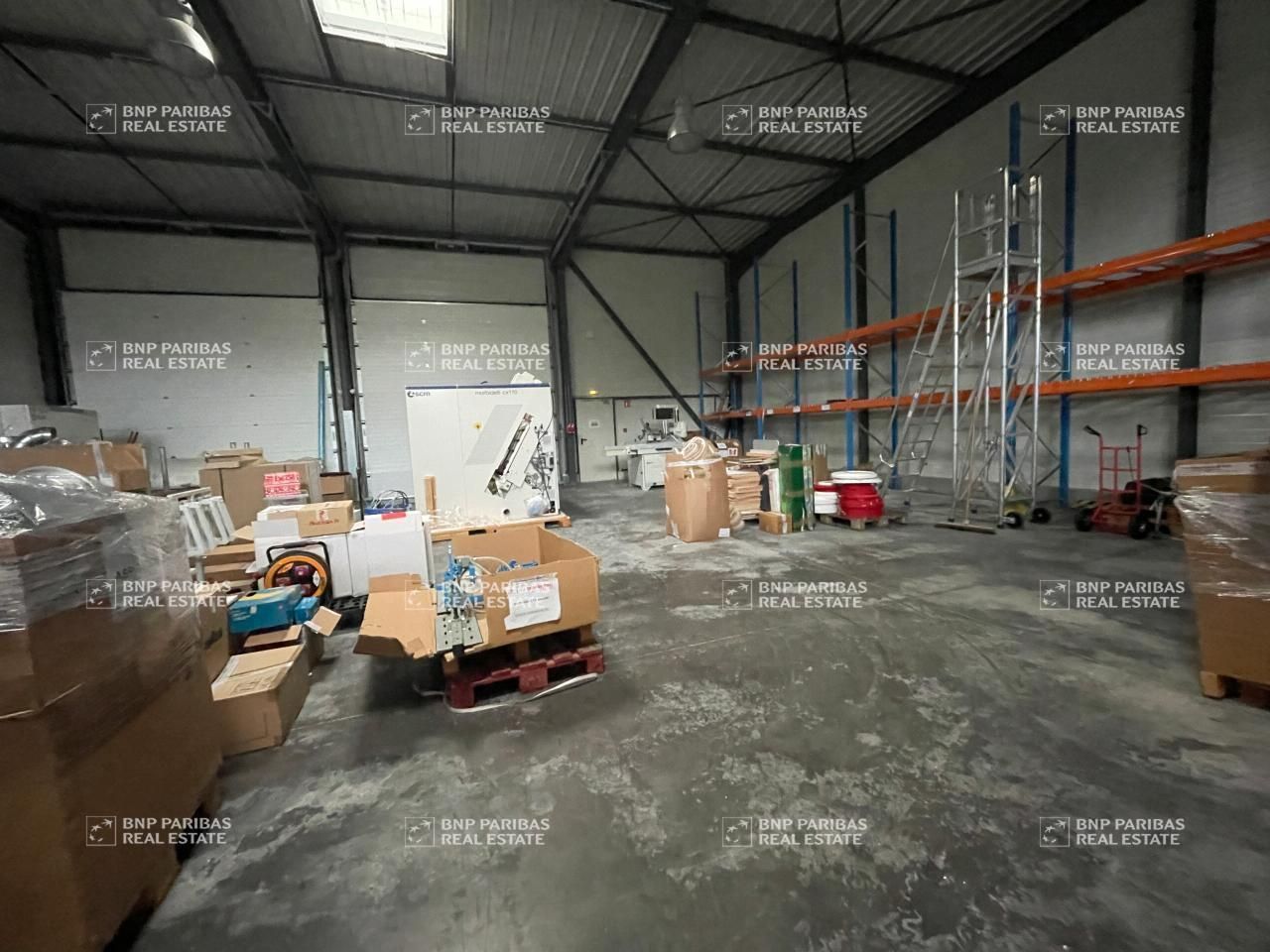 911 m² pour ce activité en location à Vourles