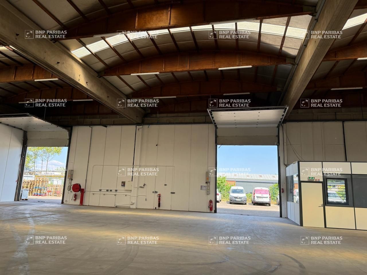 1990 m² pour ce activité en location à Saint-priest