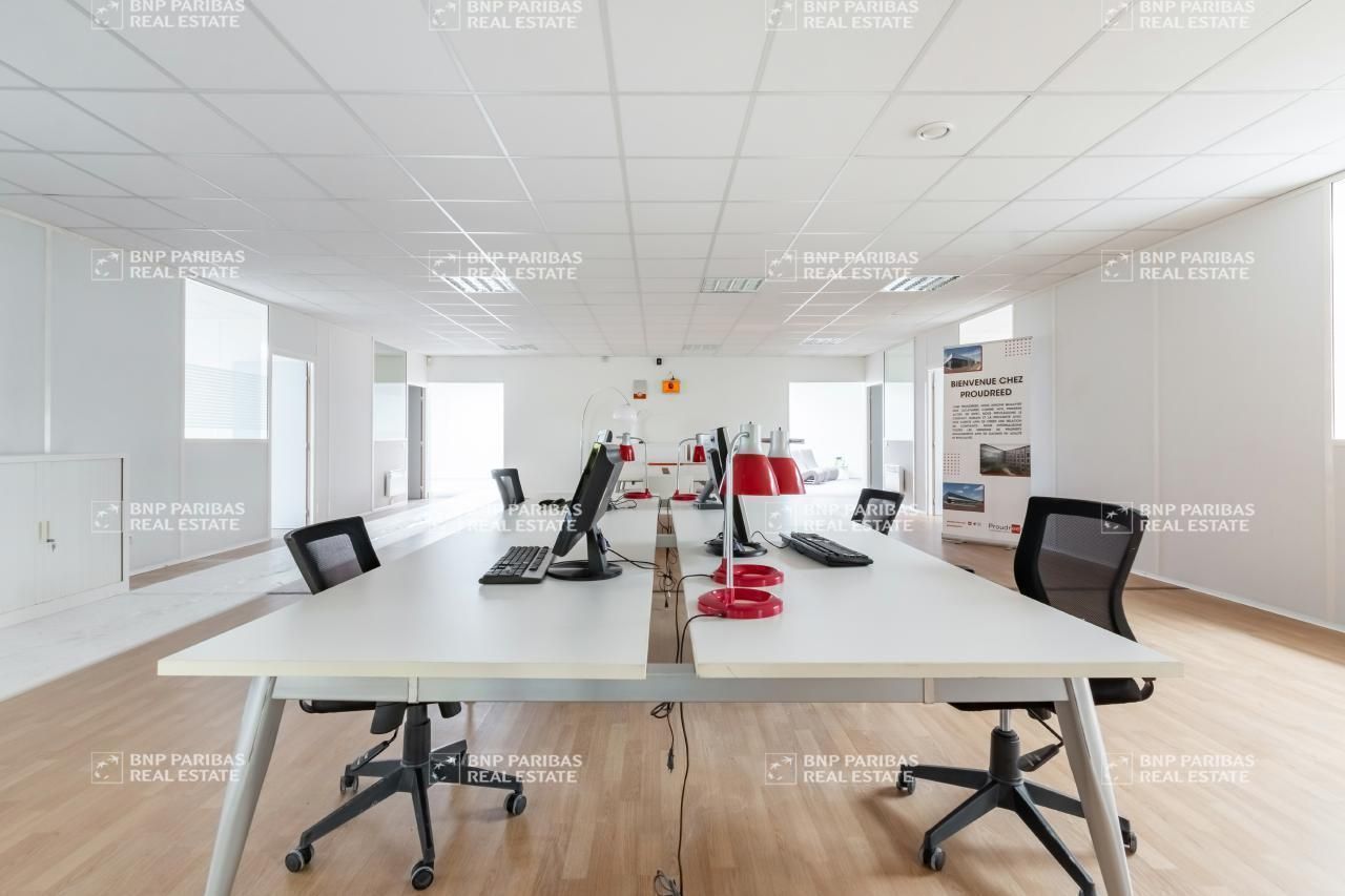 1058 m² pour ce bureaux en location à Trappes