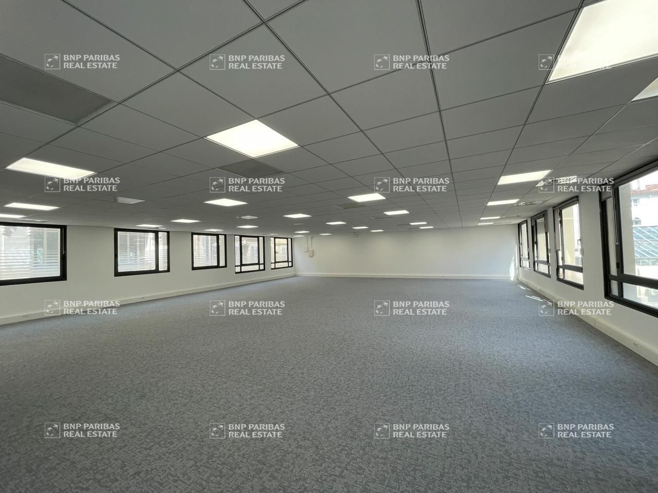 555 m² pour ce bureaux en location à Marseille