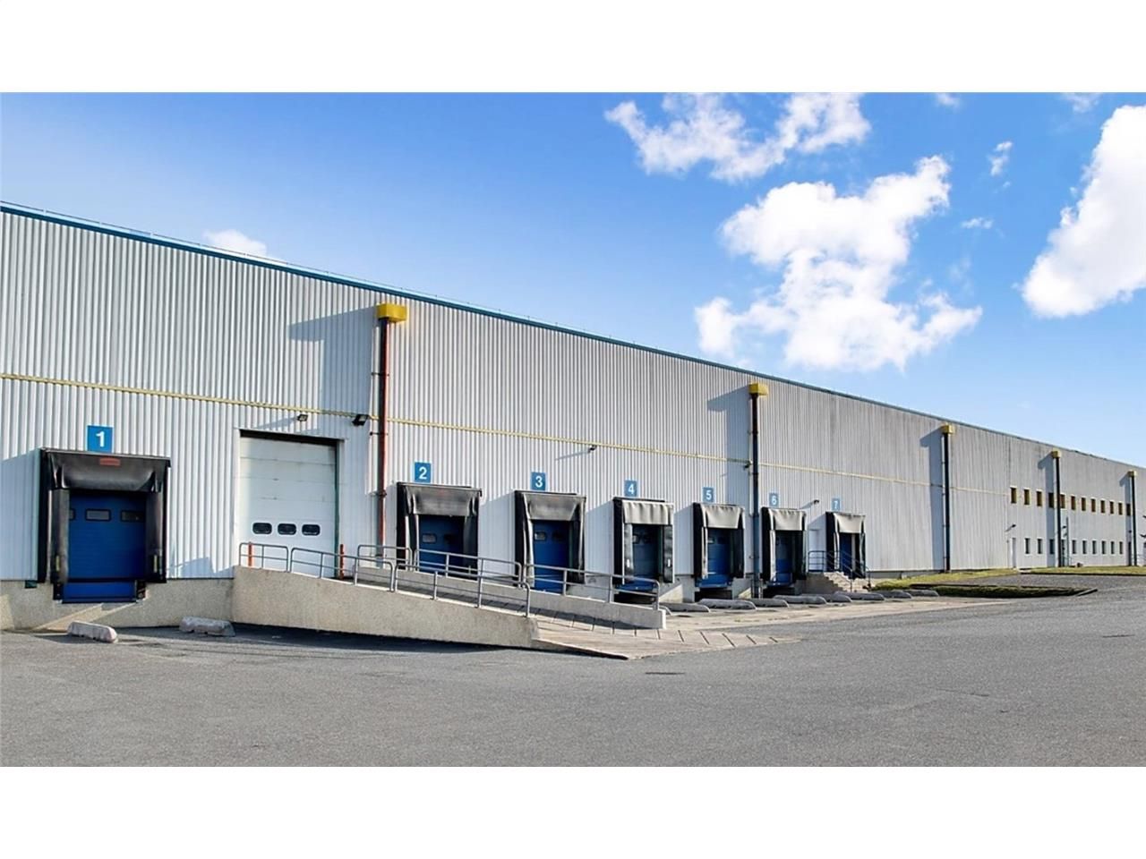 A proximité immédiate de l'autoroute A4/E50, sort