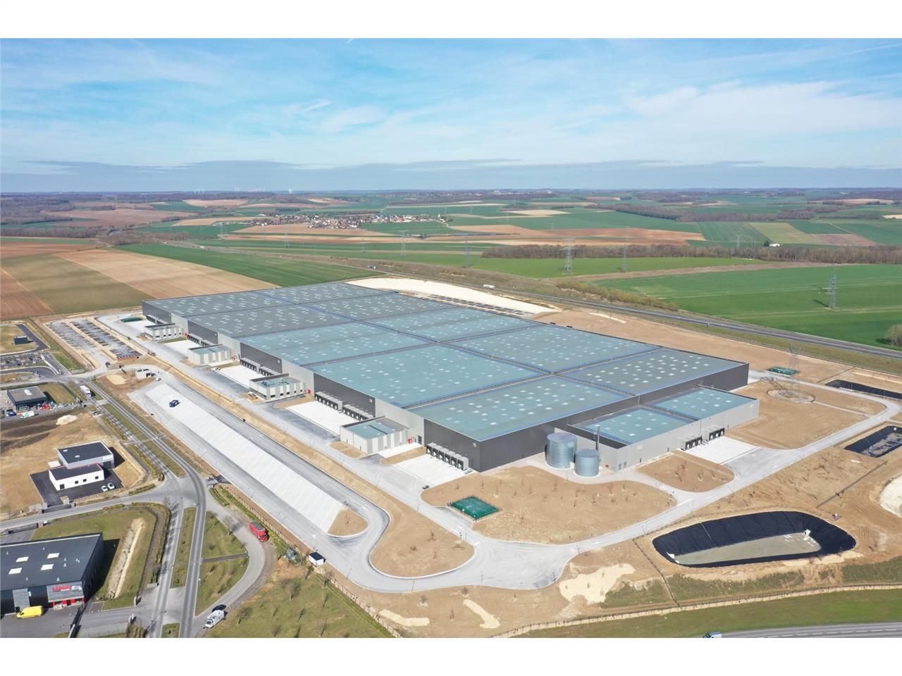 A 8 km au Nord-Ouest d'Amiens, directement sur l'