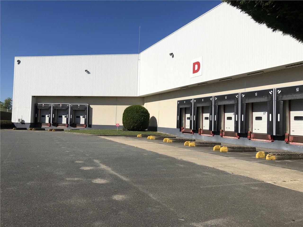 A 14,4 kilomètres d'Orléans, 130 kilomètres de Pa