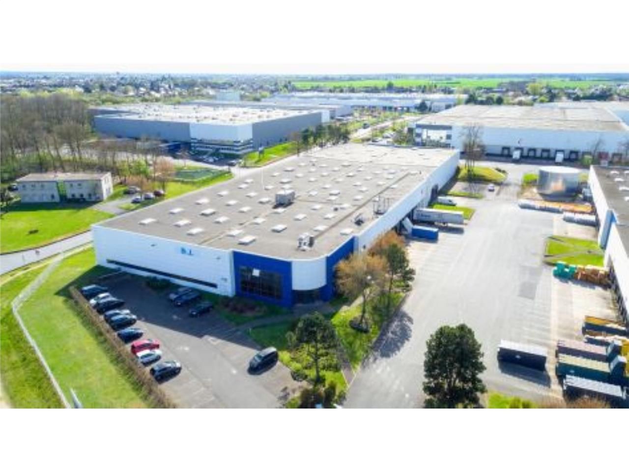 Situé à 14 km d'Orléans et 130 km de Paris, au se