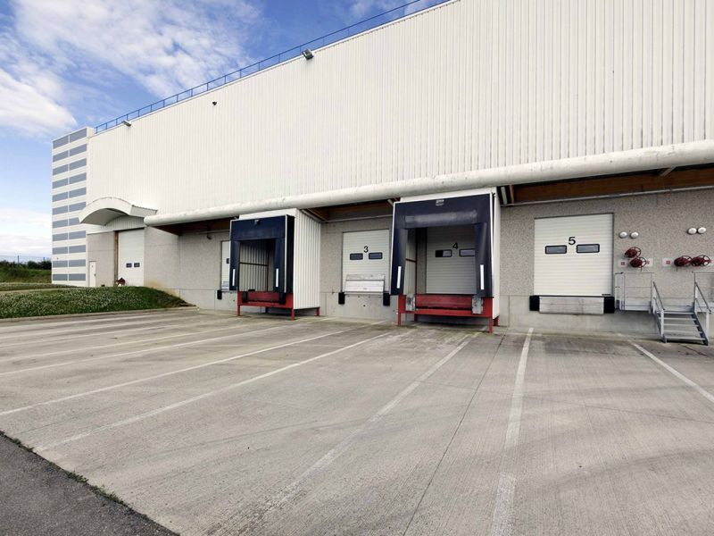 Situé à 104 kilomètres d'Auxerre et à 120 kilomèt