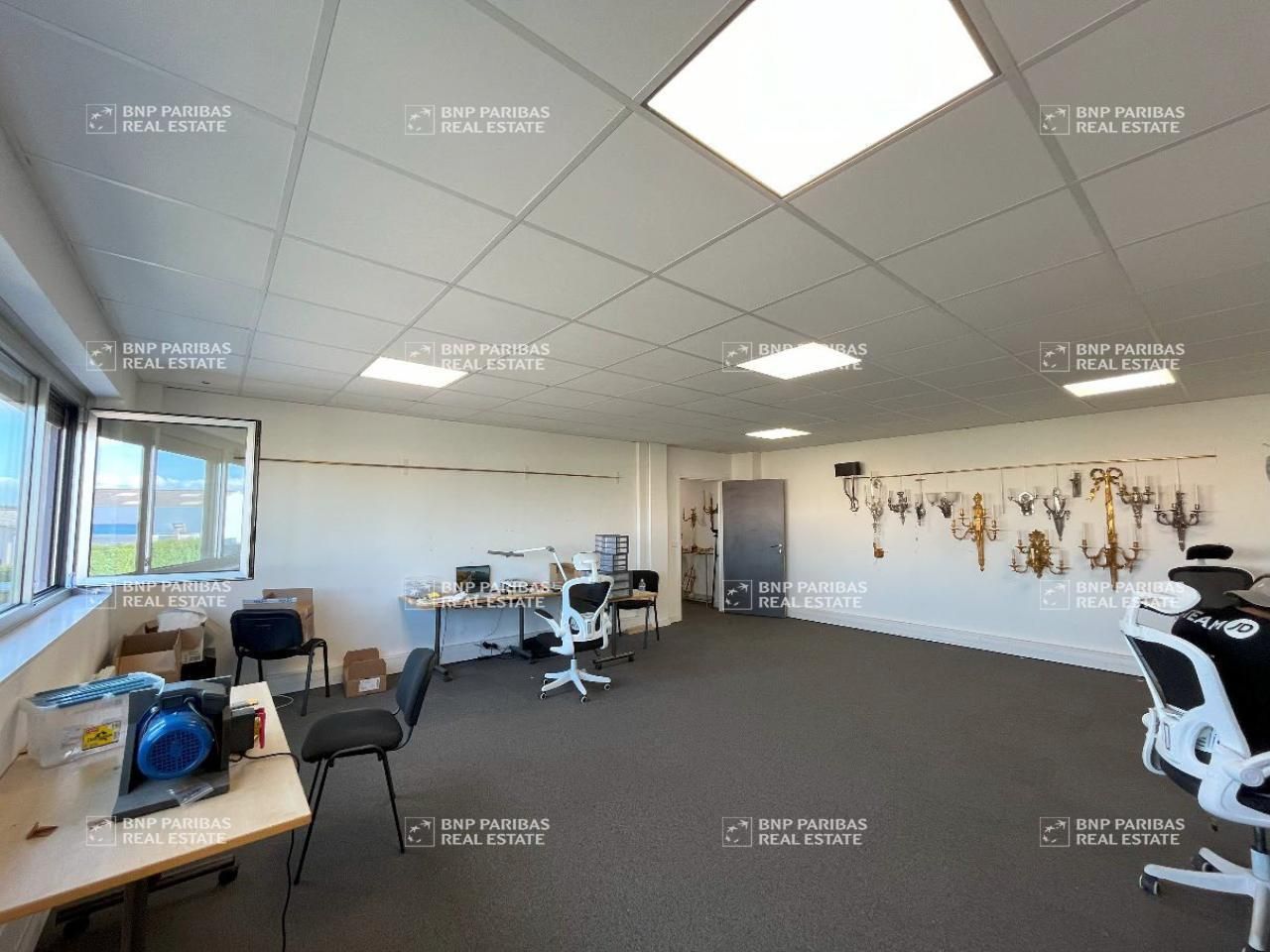 1926 m² pour ce activité en location à Décines-charpieu