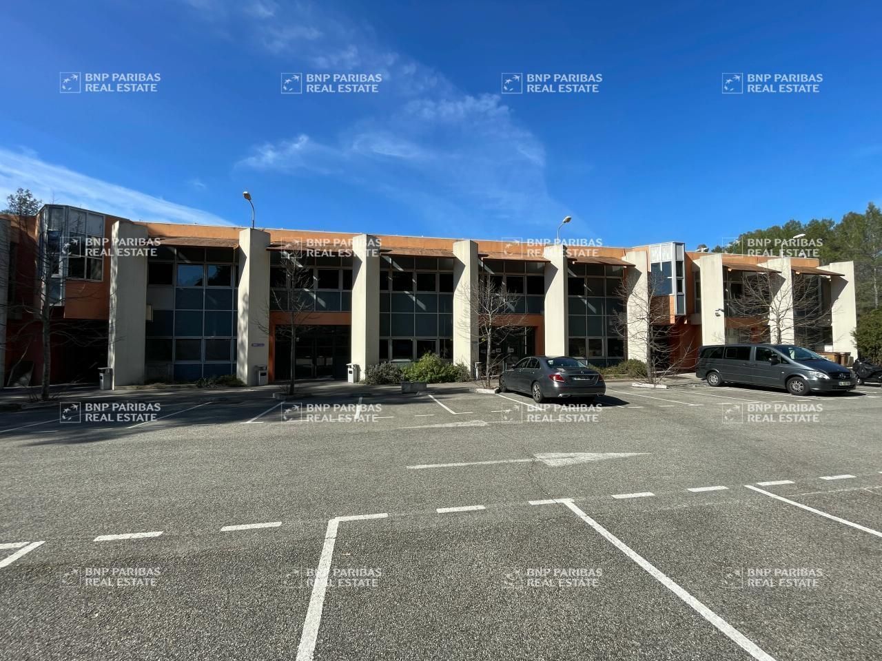 2352 m² pour ce mixtes en location à Valbonne