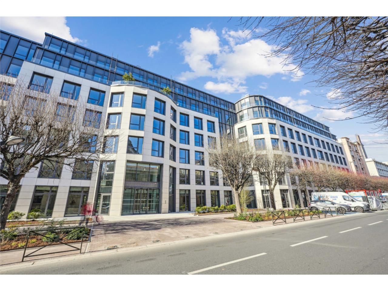 A proximité immédiate du métro "Pont de Levallois